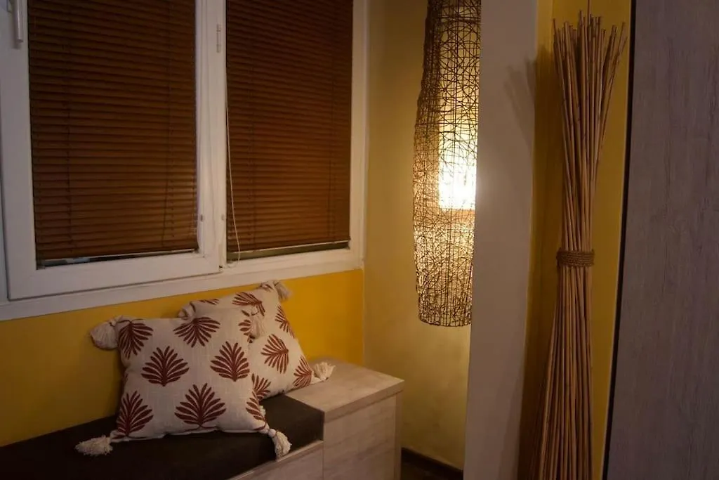 Cozy 2Br Oasis In Central Burgas City 0*,